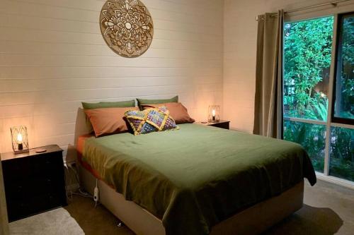 En eller flere senger på et rom på A Bed & A Red @ Berry’s Creek