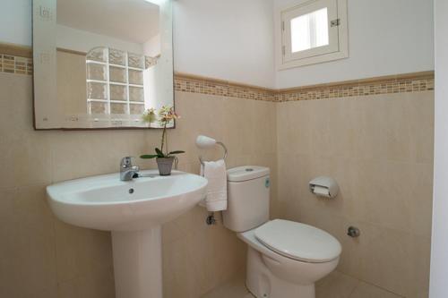 łazienka z umywalką, toaletą i lustrem w obiekcie Apartamento Playa Dor 14 w mieście Cala d´Or