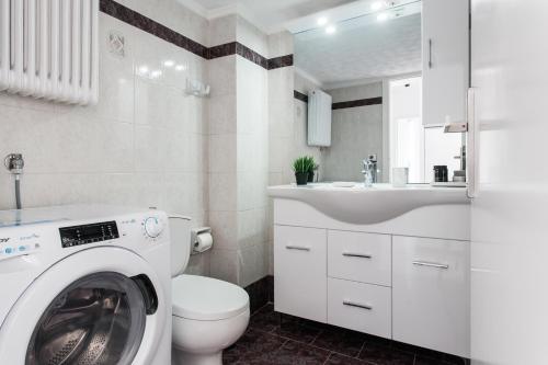 Vonios kambarys apgyvendinimo įstaigoje Splendid 3BR Apartment close to Olympic Stadium