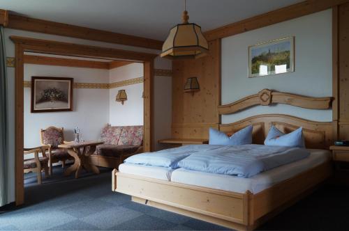 Säng eller sängar i ett rum på Hotel Harlesiel