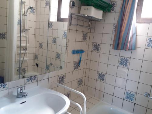 ein Bad mit einem Waschbecken und einer Dusche in der Unterkunft Appartement idéal près de Durbuy / Ideaal appartement nabij Durbuy / Ideal apartment near Durbuy in Hotton