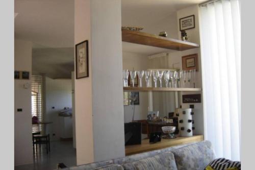een woonkamer met een bank en planken met vazen bij Aurora best bnb sea and mountains in Lanciano