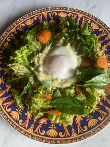 インの敷地内または近くでの食事または食べ物