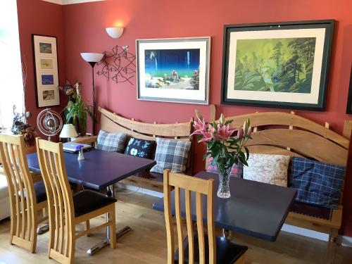 a dining room with a table and chairs at Struan House B&B in Tarbert