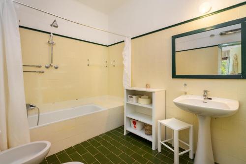 Vonios kambarys apgyvendinimo įstaigoje WHome | Balaia 3-Bed Family Holiday Villa