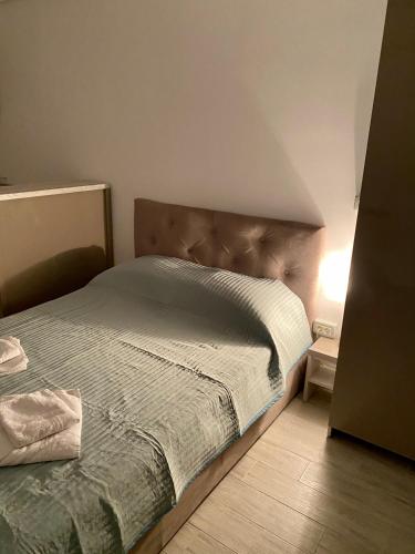 a bedroom with a bed with a wooden headboard at Studio Ra Mamaia-Nord in Mamaia Sat/Năvodari
