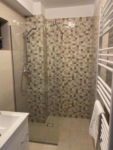a bathroom with a shower and a sink at Studio Ra Mamaia-Nord in Mamaia Sat/Năvodari