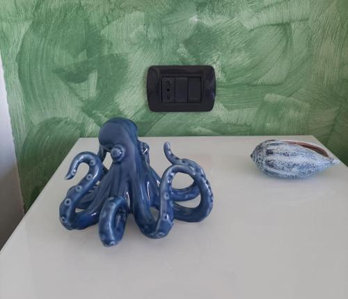 Niebieska ośmiornica siedząca na stole w obiekcie B&B Medusa House Gallipoli w mieście Gallipoli