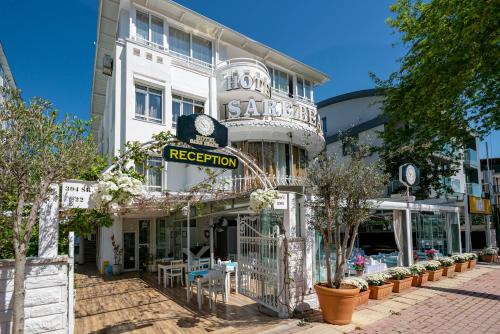 un edificio con un restaurante frente a él en Sare Beach Hotel en Antalya