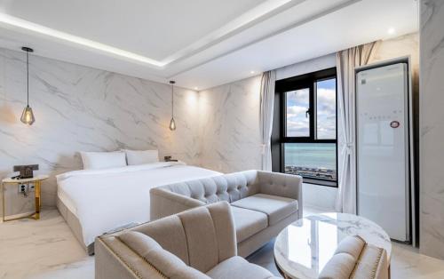 Postel nebo postele na pokoji v ubytování H moment Hotel songjeong