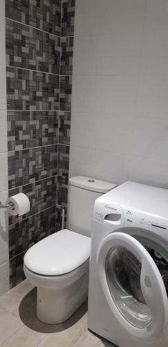 La salle de bains est pourvue de toilettes et d'un lave-linge. dans l'établissement Studio centre ville, à Ajaccio