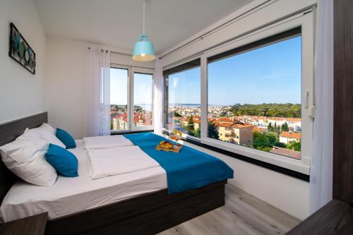 un lit dans une chambre avec une grande fenêtre dans l'établissement Villa Venka, à Rab