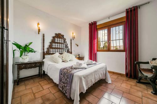 een slaapkamer met een bed en een tafel. bij 3060 Villa Elche in Moraira