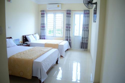 Katil atau katil-katil dalam bilik di Khách sạn Phương Dung