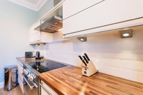 Η κουζίνα ή μικρή κουζίνα στο Wallace Apartment - A unique apartment in countryside park with WIFI and access to bar and pool