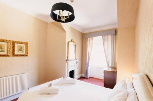 Ένα ή περισσότερα κρεβάτια σε δωμάτιο στο Wallace Apartment - A unique apartment in countryside park with WIFI and access to bar and pool