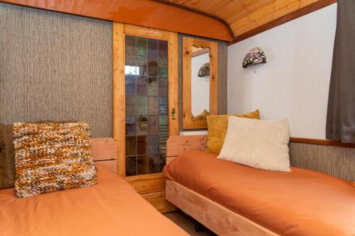 um quarto com duas camas e uma janela em De Wagen em Egmond-Binnen