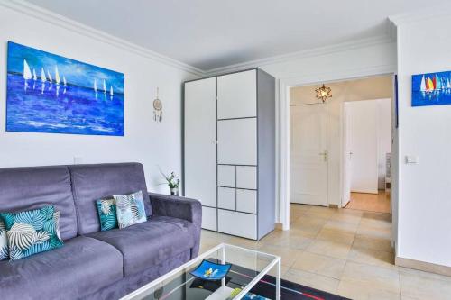 - un salon avec un canapé violet et une table en verre dans l'établissement Bright One BDRM Apartment A/C-Swimming Pool/Congress by Olidesi, à Cannes