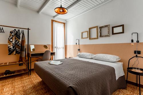 Säng eller sängar i ett rum på Ca' Marchesi apartments