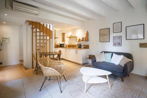 un salon avec un canapé et une table dans l'établissement La Mesange de Sarlat, à Sarlat-la-Canéda