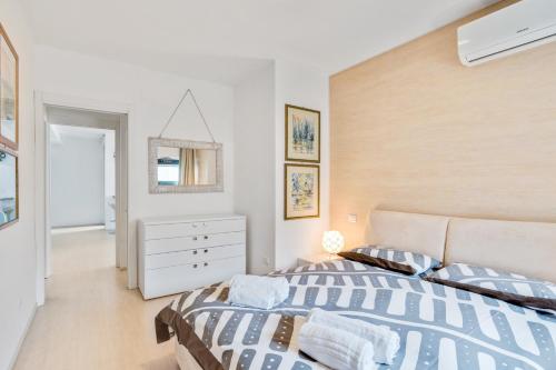 una camera con letto, cassettiera e specchio di La Perla a Como