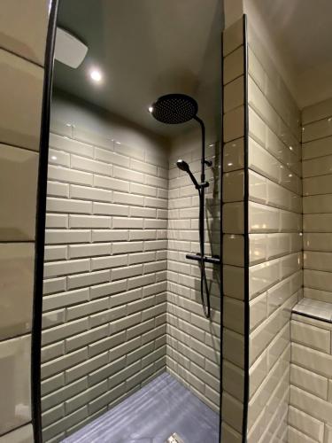 La salle de bains est pourvue d'une douche. dans l'établissement CASADELLA - Casa Calittu, à Bastia