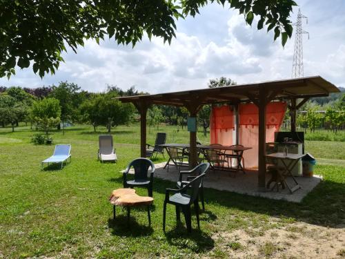 einen Pavillon mit Stühlen und Tischen auf einem Feld in der Unterkunft Il Fienile della Farnia in Pistoia