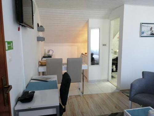 een woonkamer met een tafel en stoelen in een kamer bij Studio Apartments Kuljiš in Vis