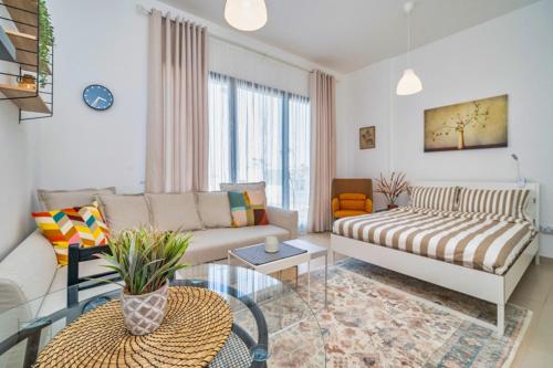Primestay - Bright and beautiful Studio in Town Square, Alantos, United Arab Emirates