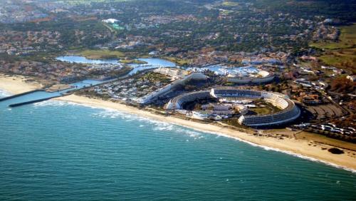 - une vue aérienne sur une plage avec un stade dans l'établissement Chambre La Palmeraie village naturiste, au Cap d'Agde