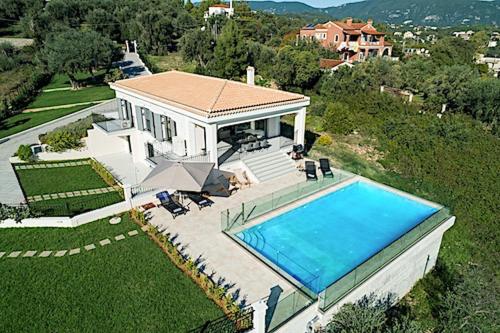 una vista aerea di una casa con piscina di Villa Giem a Dafnila