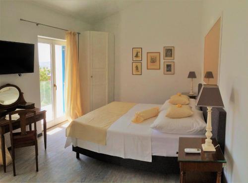 Łóżko lub łóżka w pokoju w obiekcie Seaside villa with private pool Home By The Sea - Villa Trogir