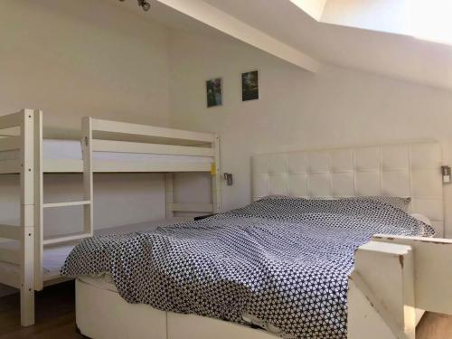 ein Schlafzimmer mit einem weißen Etagenbett und einer Leiter in der Unterkunft Melroce Holiday Cottage 5504 in Bredene