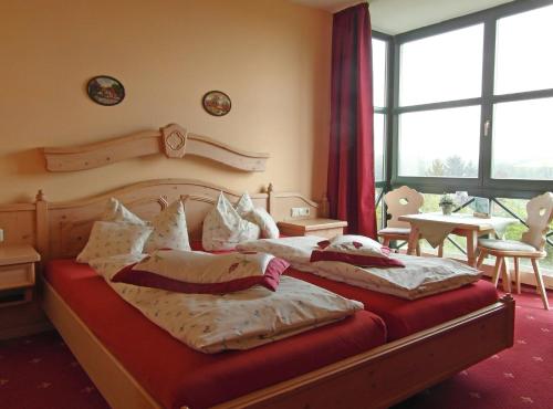 En eller flere senge i et værelse på Landhotel BurgenBlick Garni & Tagungshotel