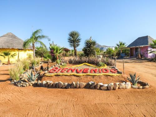 um sinal no meio de uma estrada de terra batida em Casitas El Salitral by Rotamundos em El Pescadero