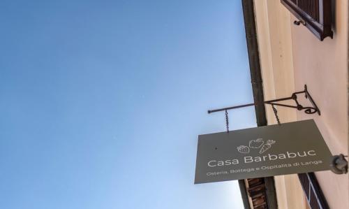 ein Schild für ein Restaurant an der Seite eines Gebäudes in der Unterkunft Casa Barbabuc in Novello