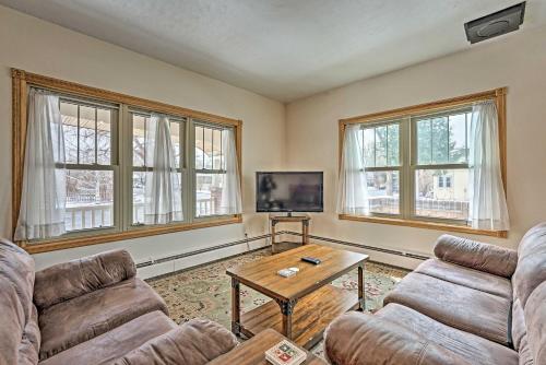 Televisyen dan/atau pusat hiburan di Laramie Home with Backyard Less Than 1 Mi to Univ of Wyoming