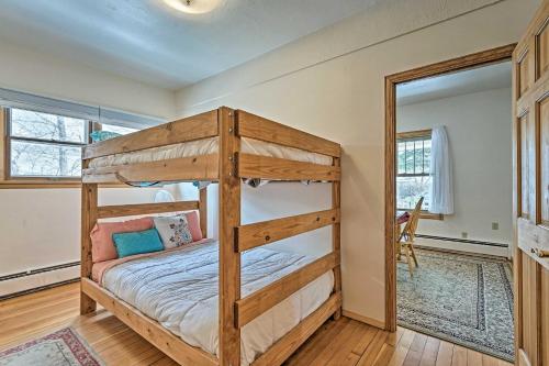 Giường tầng trong phòng chung tại Laramie Home with Backyard Less Than 1 Mi to Univ of Wyoming