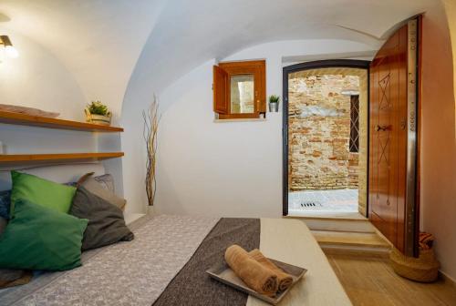 1 dormitorio con 1 cama en una habitación con ventana en Casa TerraSun en Silvi Paese