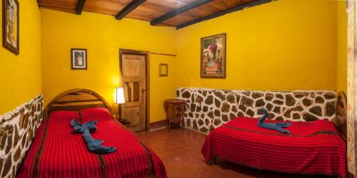 
a bedroom with a bed and a desk at El Retiro Lanquin in Lanquín
