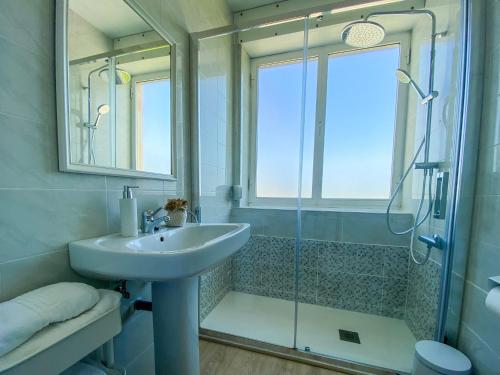a bathroom with a sink and a shower at Casablanca Hotel Studios in Santa Marta de Tormes