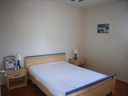 - une chambre avec un lit blanc et 2 tables de chevet dans l'établissement REF 197 Appartement T3 sur le Port du Crouesty, à Arzon