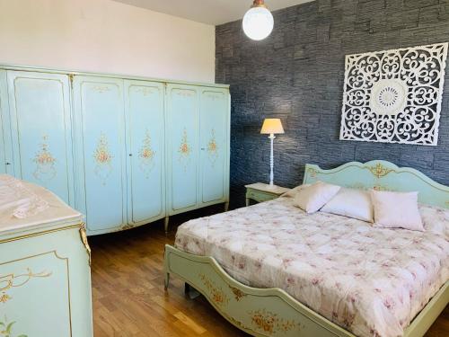ガラトーネにあるCasale Cappucciniのベッドルーム1室(ベッド1台、青いキャビネット付)