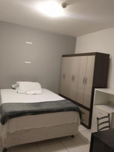 En eller flere senge i et værelse på Pousada Surya