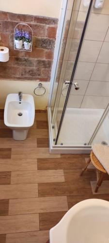 a bathroom with a sink and a toilet and a tub at Il Vico in Serra San Bruno