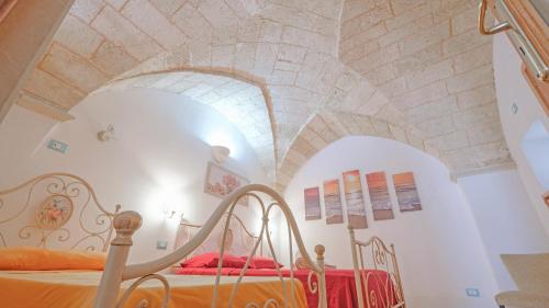ein Schlafzimmer mit einem Bett und einer Steindecke in der Unterkunft House of Cherie in Santa Maria di Leuca