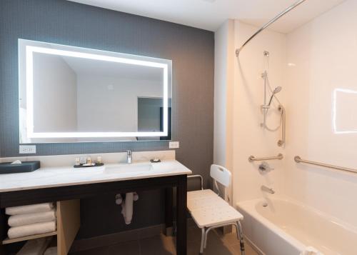 Imagen de la galería de La Quinta Inn & Suites by Wyndham Shorewood, en Shorewood