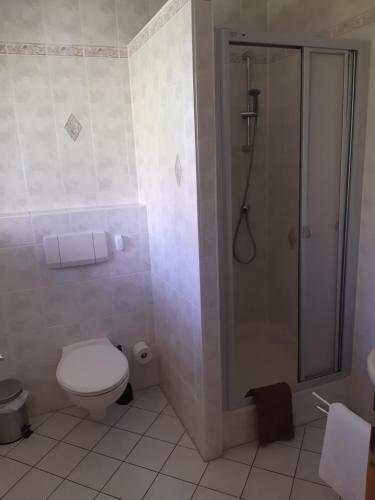 Ett badrum på Gästehaus Endrich