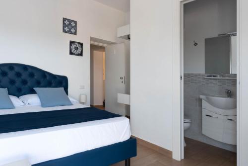 sypialnia z łóżkiem oraz łazienka z umywalką w obiekcie B&B Sirentum w Sorrento