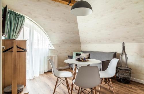 a dining room with a table and chairs at Harmonia Apartman erkéllyel és SZAUNAval in Balatonfüred
